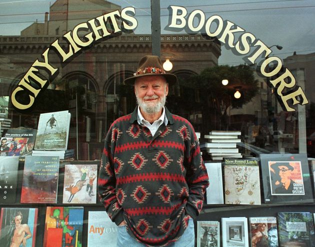 Lawrence Ferlinghetti posant devant la librairie City Lights à San Francisco, en 1998.