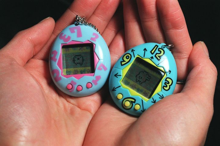 1996年、おもちゃメーカーのバンダイが発売した「たまごっち」。卵形のアクセサリー上の液晶画面でデジタルペットを育てるゲーム機