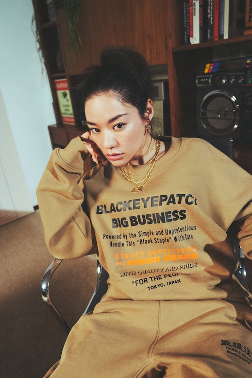 BlackEyePatch x H&M を着たAwichさん