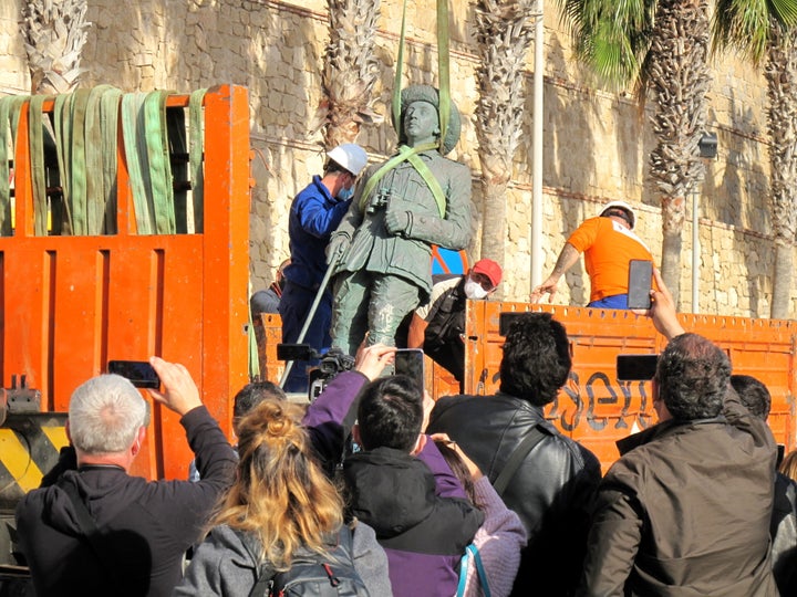 The last statue of former Spanish dictator Francisco Franco was removed on Tuesday from the city gates of Melilla.