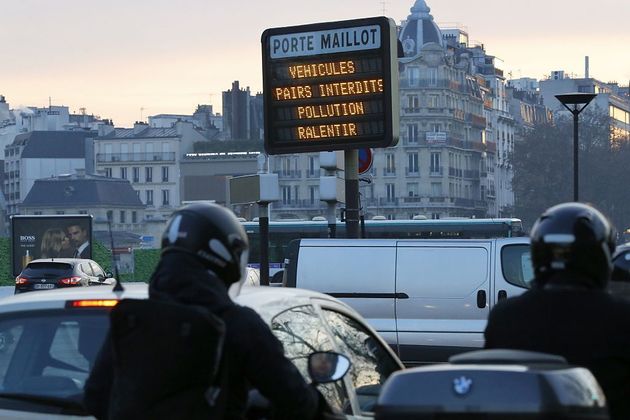 Des mesures de diminution de la circulation automobile prises à Paris lors d'un pic de pollution, le 9 décembre 2016. (PATRICK KOVARIK/AFP via Getty Images)