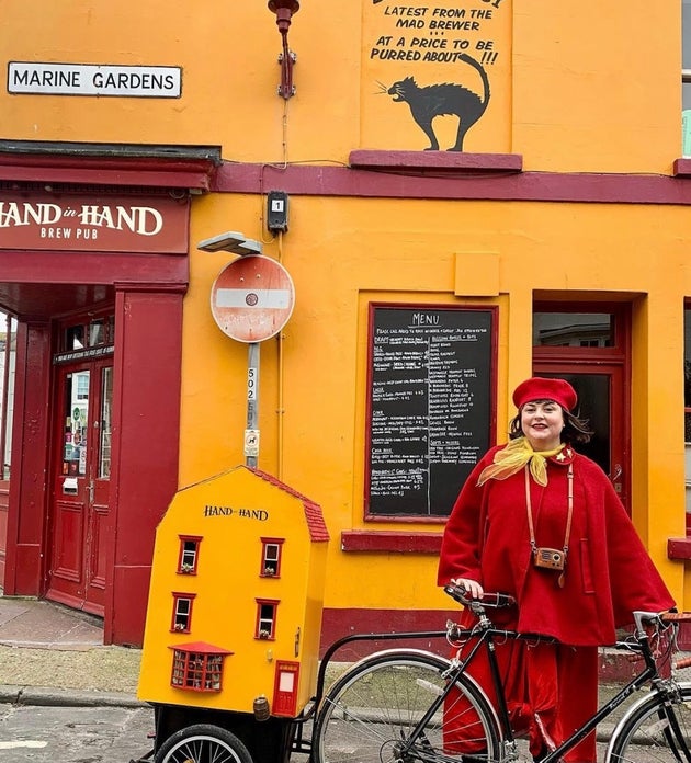 Jennifer Left outside the Hand in Hand.