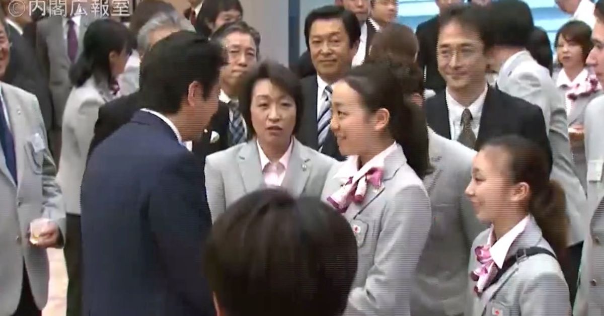 橋本聖子氏が「浅田真央選手に安倍首相とのハグ強要」と報道されたシーン、政府の動画に残っていた