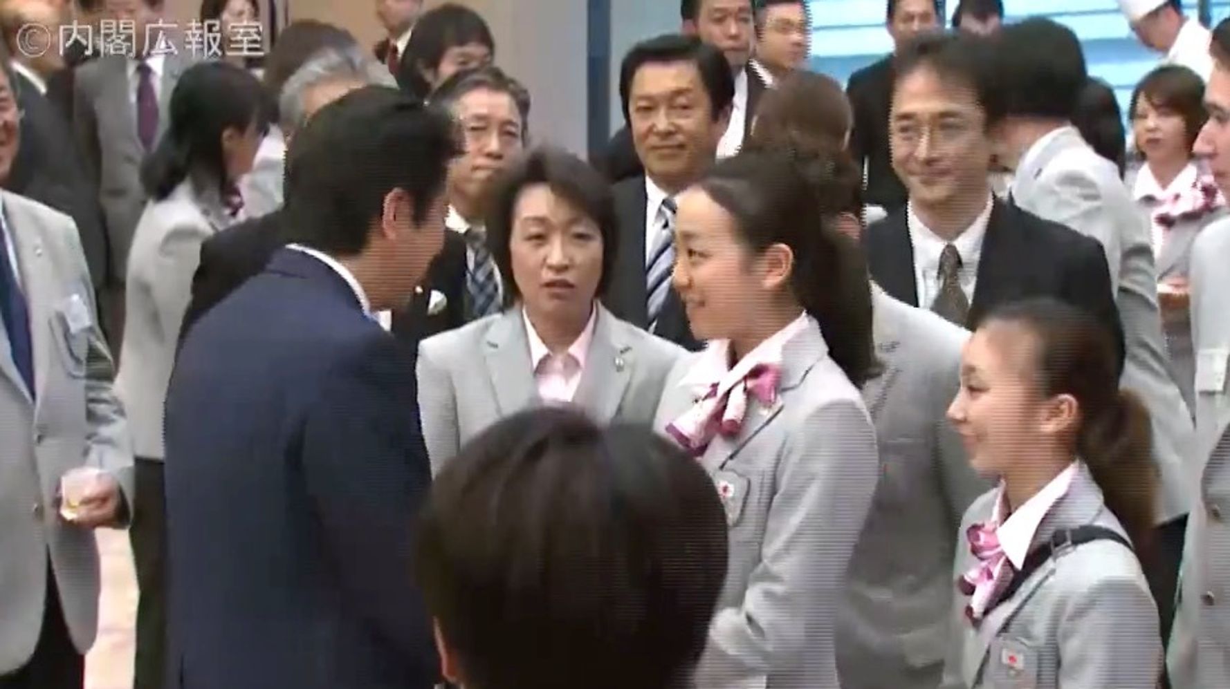 橋本聖子氏が 浅田真央選手に安倍首相とのハグ強要 と報道されたシーン 政府の動画に残っていた ハフポスト