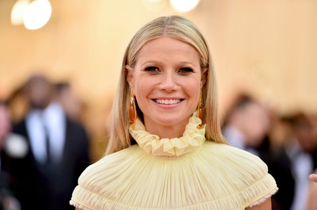 Digiuno e erbe contro il covid: il capo della Sanità britannico boccia il metodo Paltrow Digiuno e erbe contro il covid: il capo della Sanità britannico boccia il metodo Paltrow