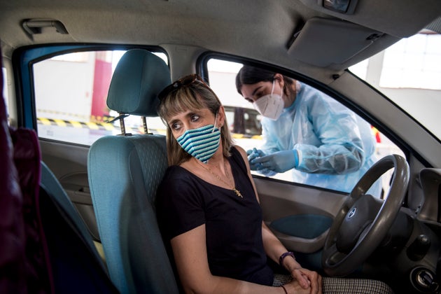 Una profesora recibe la vacuna de AstraZeneca en su coche el 23 de febrero en