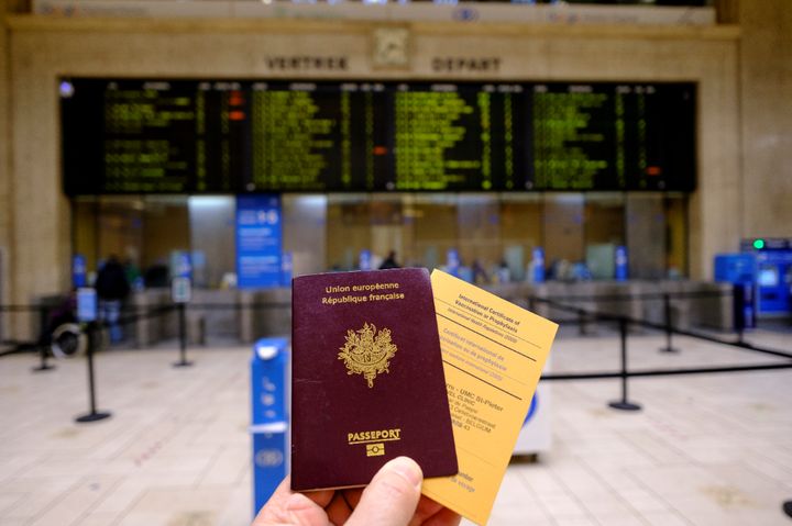 Imagen de un pasaporte europeo y un 'Certificado Internacional de Vacunación', tomada en la estación central de Bruselas.