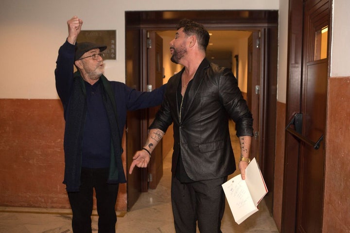 Luis Cabrera habla con el cantaor flamenco Miguel Poveda.