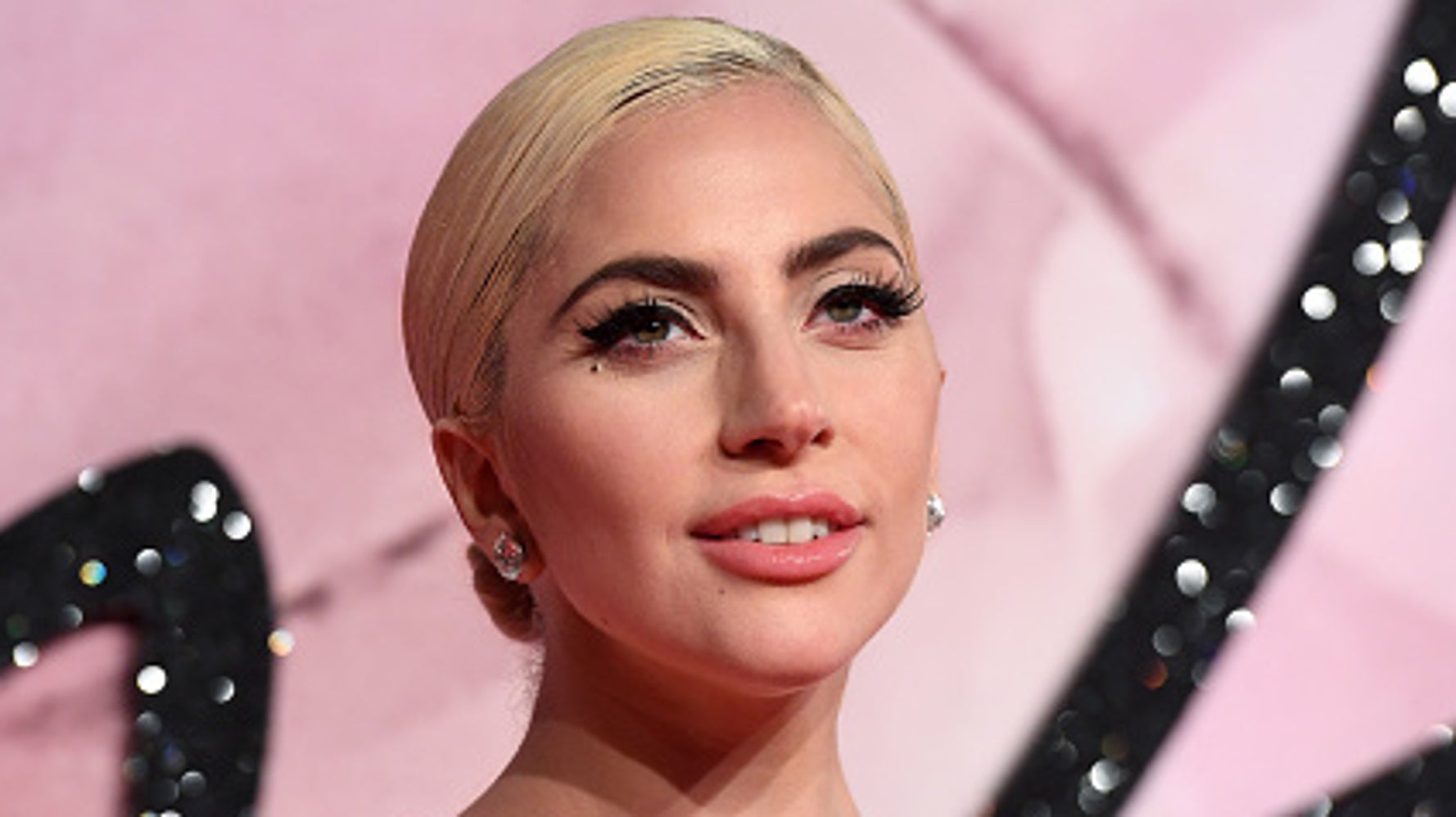 レディー ガガの愛犬2匹が誘拐 散歩係が撃たれる 5300万円の懸賞金を提供 ハフポスト レディー ガガの愛犬2匹が誘拐 散歩係が撃たれる 5300万円の懸賞金を提供 ハフポスト