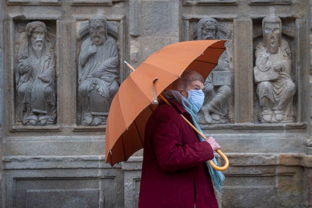 À Saint-Jacques-de-Compostelle, en Galice, une femme avance masquée le 27 janvier 2021 (photo d'illustration)