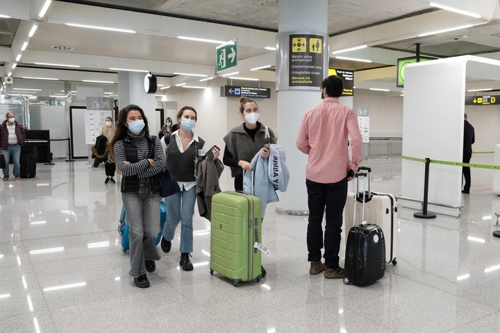 Un dispositivo de controles de PCR en el aeropuerto de Palma de Mallorca (Islas Baleares), el 20 de diciembre de 2020.