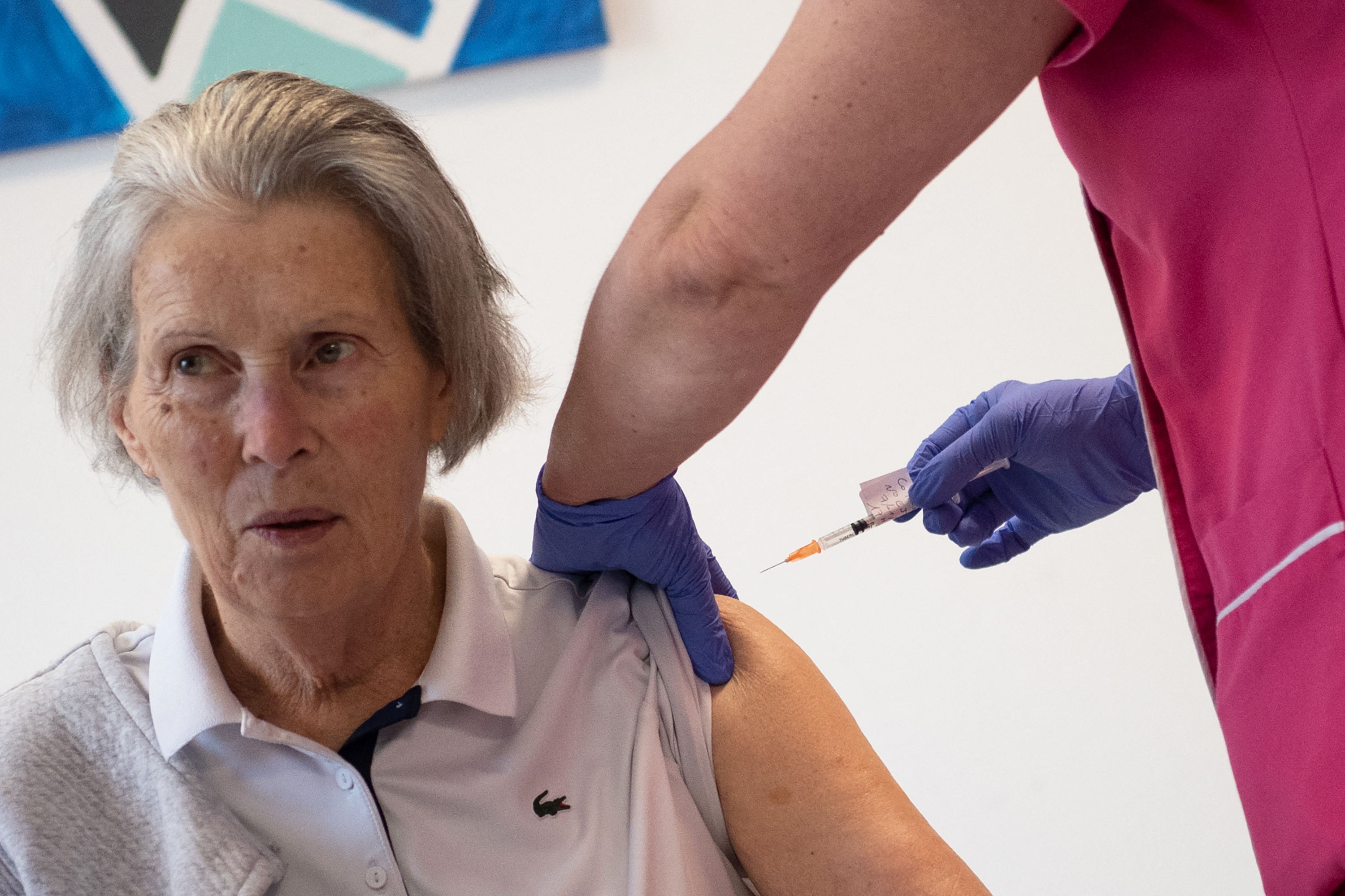 Covid-19: la vaccination a de premiers effets sur les plus de 75 ans