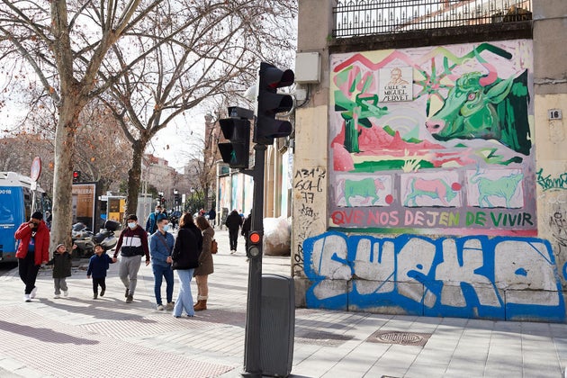 Varios vecinos pasean por una calle de