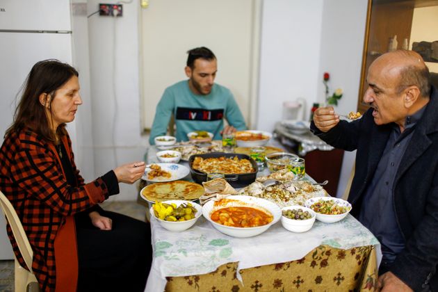 Ο Γιαχιά με τη σύζυγό και τον γιο του, τρώνε στο σπίτι τους στη Μοσούλη.