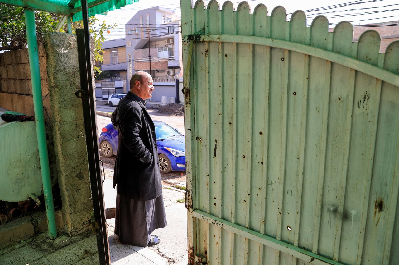 Ο Γιαχιά κοντά στο σπίτι του, το οποίο πήρε πίσω μετά την πτώση του Ισλαμικού Κράτους (21 Φεβρουαρίου 2021)