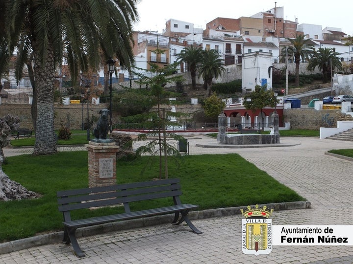 Estatua a Moro, el perro de los entierros.