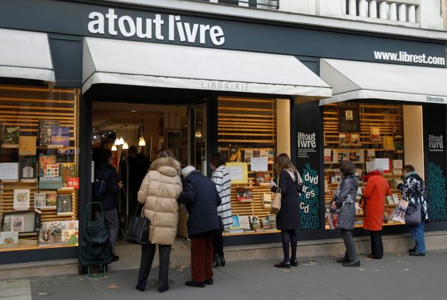 Les librairies ont été ajoutées à la liste des commerces essentiels pouvant rester ouverts durant un confinement en France (image d'illustration montrant des clients patientant devant le service de 