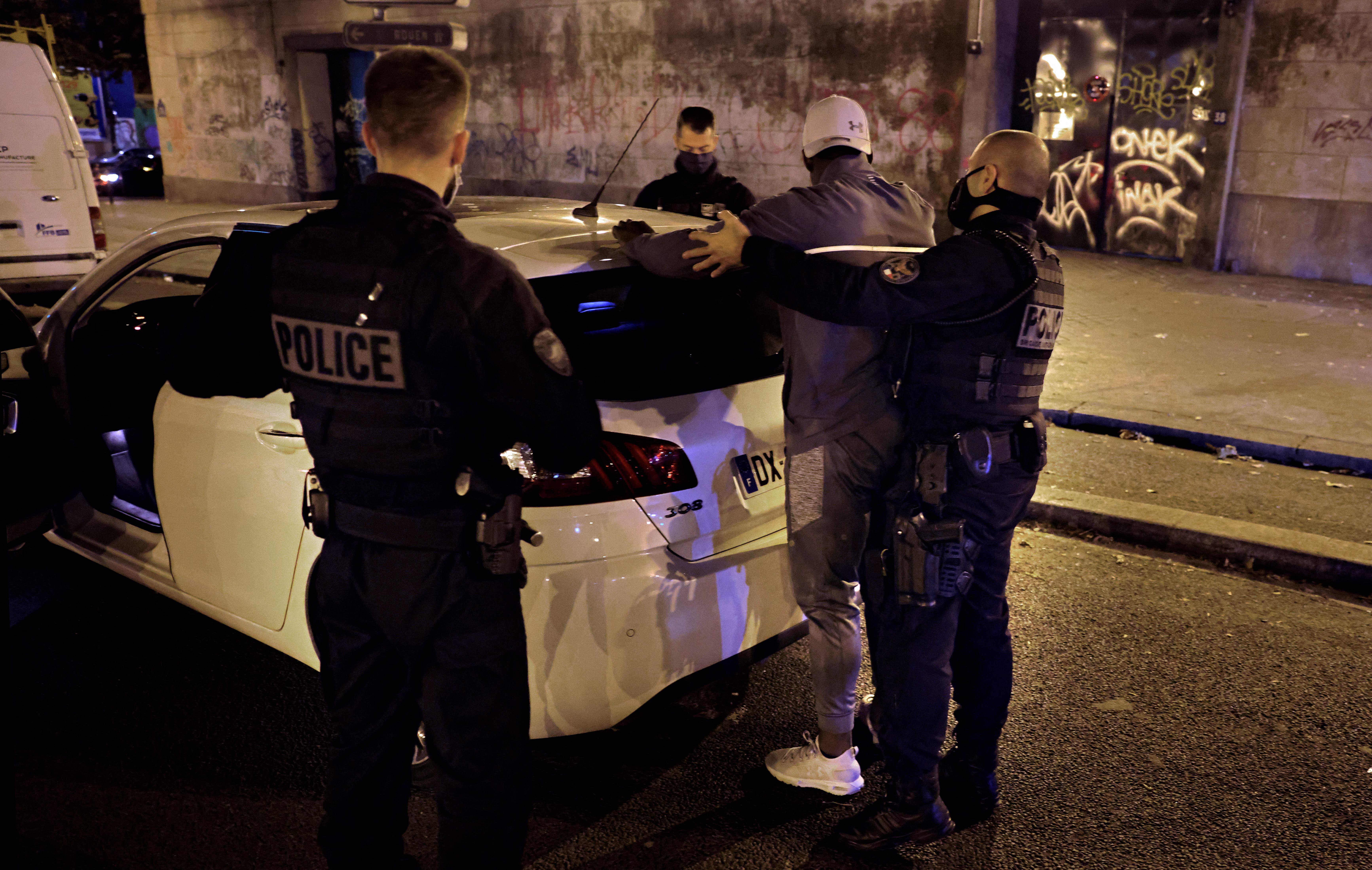 Alpes-Maritimes: des policiers contrôlant le confinement renversés par un chauffard