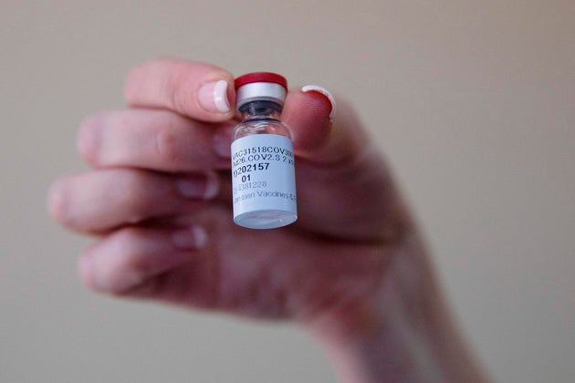Un travailleur de la santé détient une dose du vaccin de Johnson & Johnson contre la...