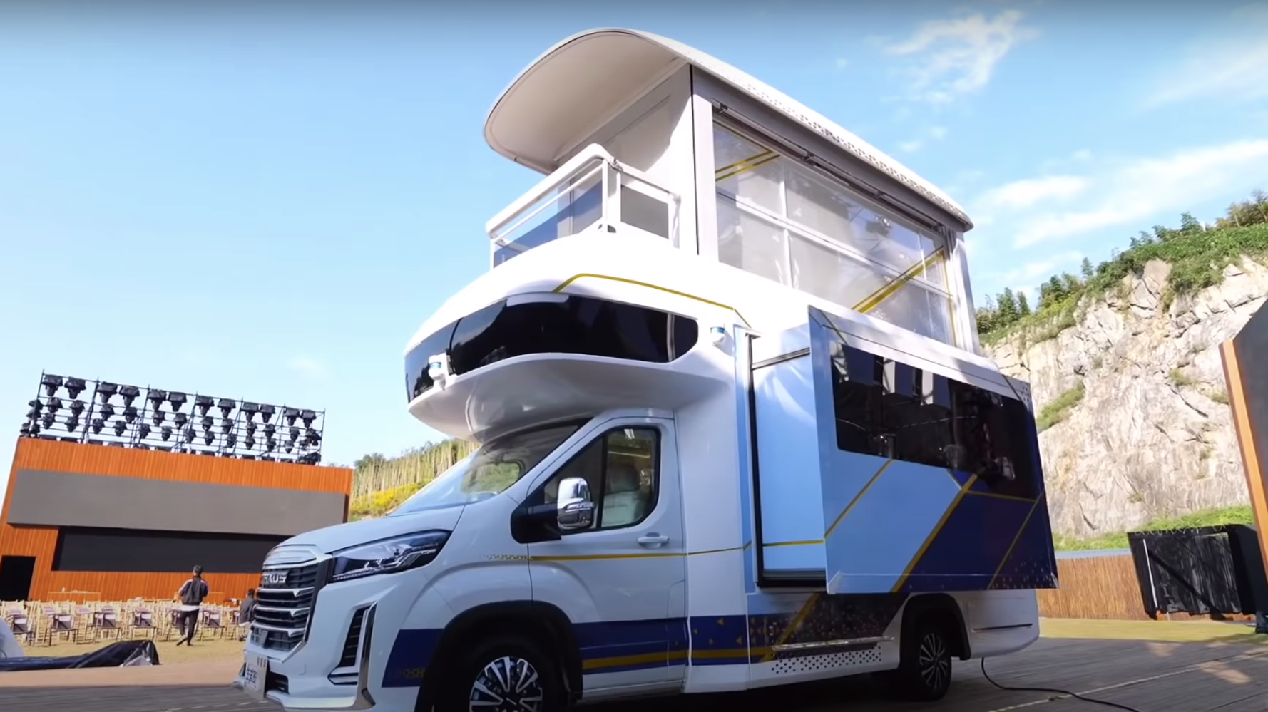 Ce prototype de camping-car à 2 étages a la folie des grandeurs | Le  HuffPost