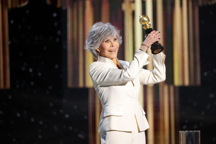 Jane Fonda recibe el premio de honor de los Globos de Oro.