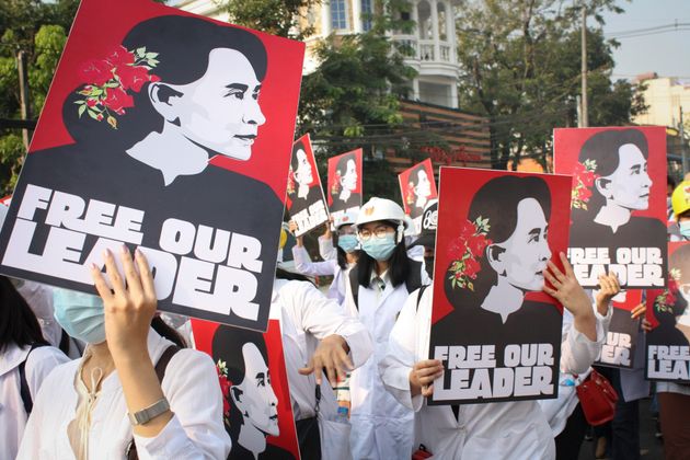 Le 28 février à Yangon en Birmanie, des manifestants ont de nouveau défilé pour réclamer la libération d''Aung San Suu Kyi