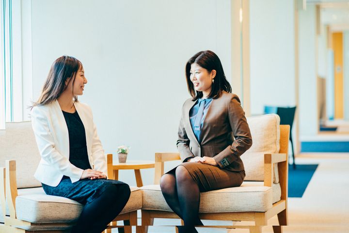 （写真左から）マネージャーの膝附（ひざつき）智美さん、シニアコンサルタントの齋藤沙織さん。