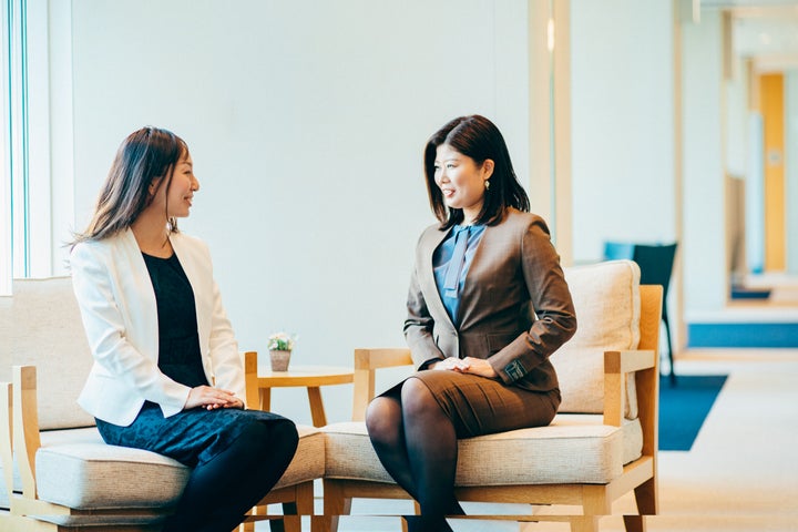 （写真左から）マネージャーの膝附（ひざつき）智美さん、シニアコンサルタントの齋藤沙織さん。