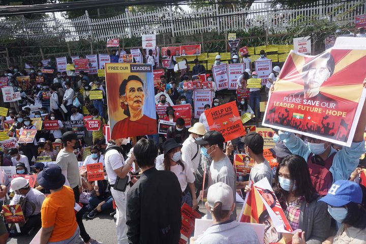 ミャンマーの最大都市ヤンゴンで、アウンサンスーチーさんの解放を求める抗議デモ参加者（2月16日撮影）