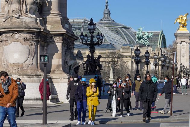 Justin bieber et sa femme Hailey Baldwin Bieber sur le Pont Alexandre III, à Paris le 28 février 2021.