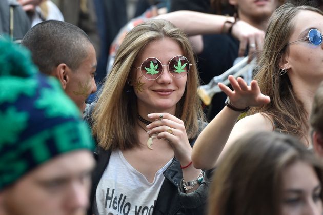 Une jeune fille lors de la Marche mondiale du Cannabis, le 29 avril 2017 à Paris.i/ii/i