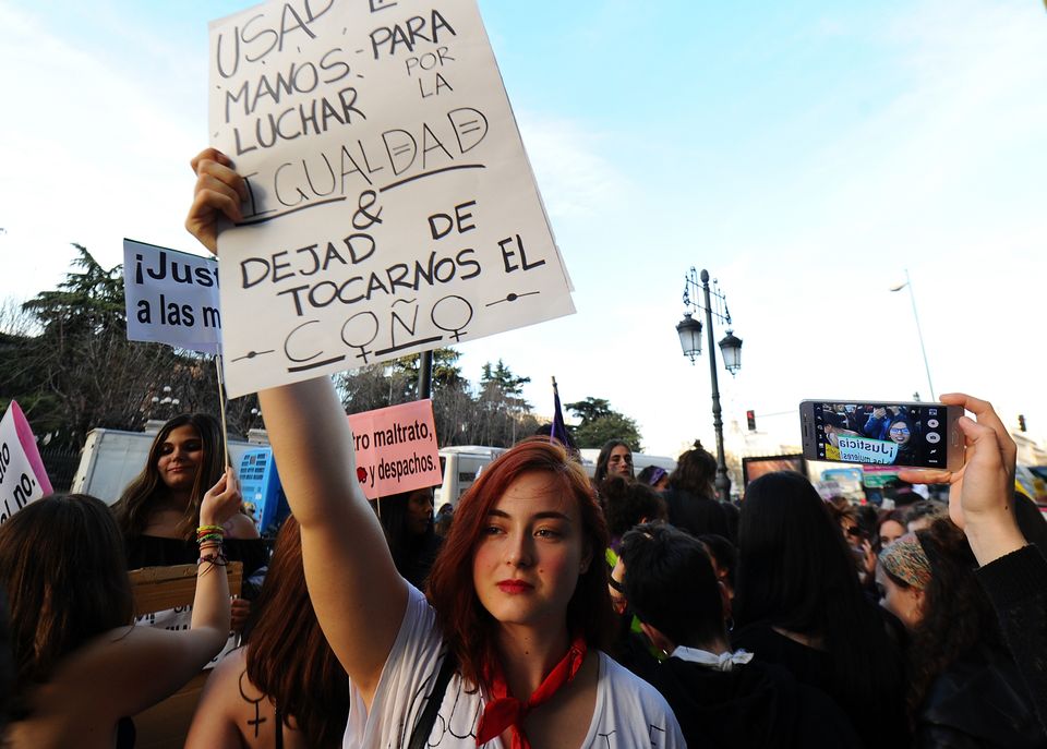 Una joven sujeta una pancarta en la manifestación en Madrid en