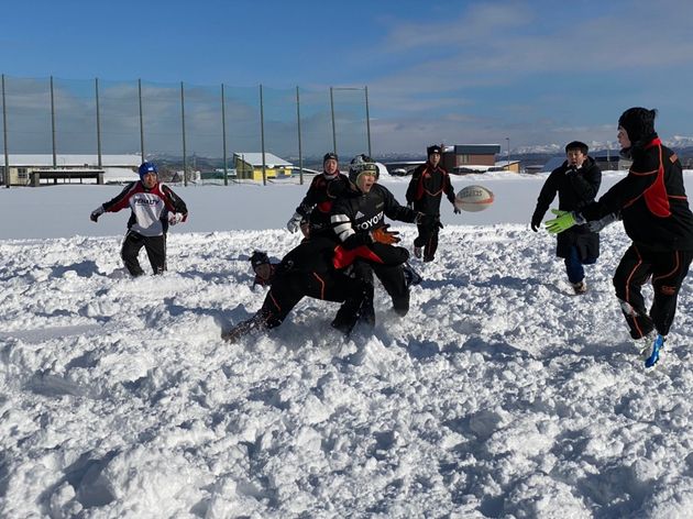 この1月の平均気温はマイナス5.1度。週末には雪の中で練習する北海道羽幌高校ラグビー部の部員たち＝写真はすべて羽幌高校ラグビー部を応援する会提供