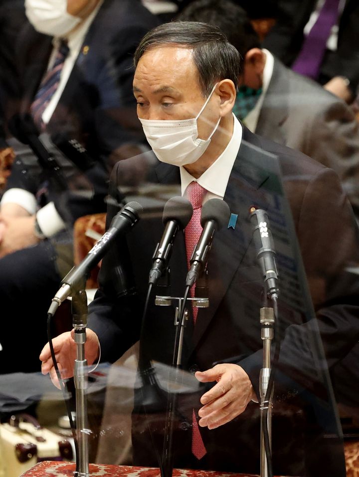衆院予算委員会で答弁する菅義偉首相