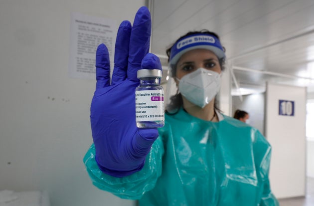 Una enfermera enseña una muestra de la vacuna de