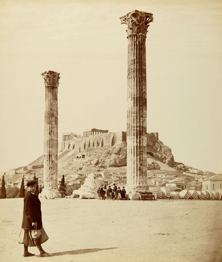 Pascal Sebah (1823 - 1886) (αποδίδεται), Ο Ναός του Ολυμπίου Διός με την Ακρόπολη στο βάθος, 1872 - 1874, αλμπουμίνη, 30,2Χ25,9 εκατ., Μουσείο Μπενάκη, Νεοελληνική Ιστορική Συλλογή Κωνσταντίνου Τρίπου