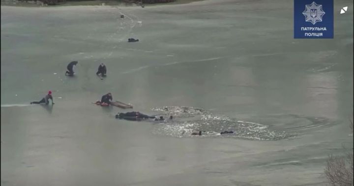 28 Φεβρουαρίου 2021. Βίντεο με δραματική διάσωση σε παγωμένη λίμνη από αστυνομικούς στην Ουκρανία.