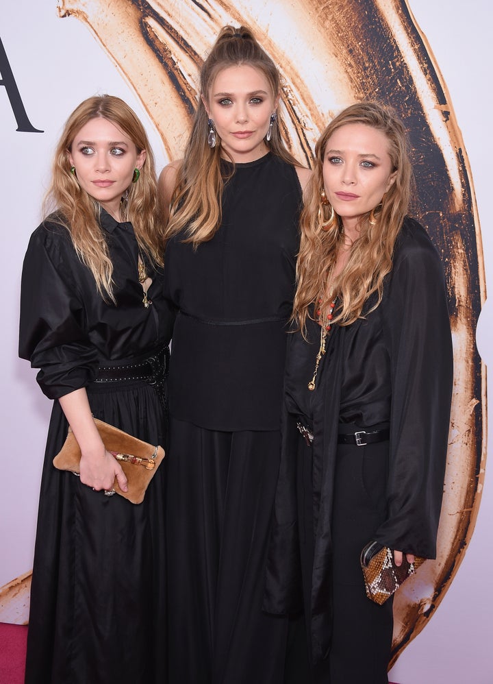 Elizabeth Olsen con sus hermanas, Ashley y Mary-Kate.