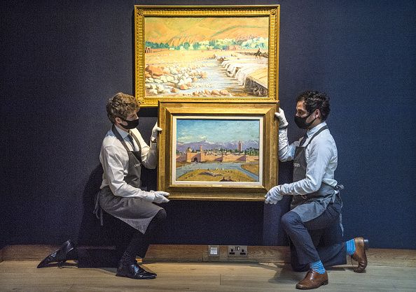 Οι πίνακες «Tower of the Koutoubia Mosque» και «Scene at Marrakech» του Ουίνστον Τσόρτσιλ που δημοπρατήθηκαν από τον οίκο Christie's στο Λονδίνο την Δευτέρα 1 Μαρτίου 2021.