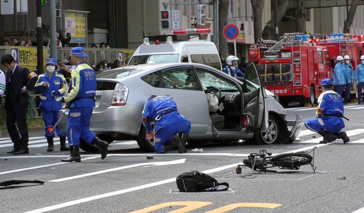 高齢男性が運転する乗用車が暴走し、歩行者や自転車をはね親子2人が死亡した交通事故で、現場に残された自転車と事故車両＝2019年4月19日、東京都豊島区東池袋