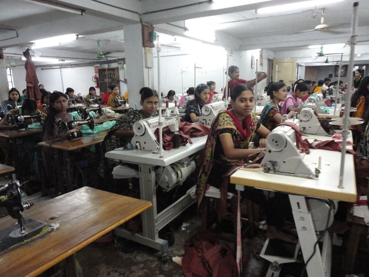 バングラデシュの裁縫工場で働く女性たち（2011年）