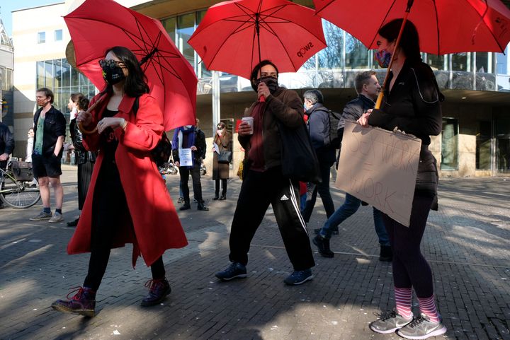 Διαδηλώτριες με κόκκινες ομπρέλες στην Ολλανδία