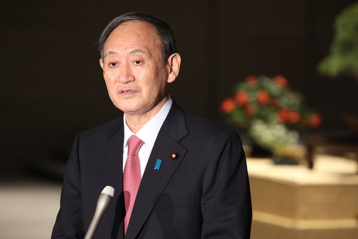 記者団の質問に答える菅義偉首相=3月2日、首相官邸