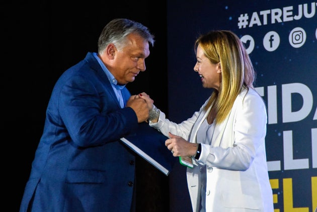 Orban se ne va e bussa alla Meloni Orban se ne va e bussa alla Meloni