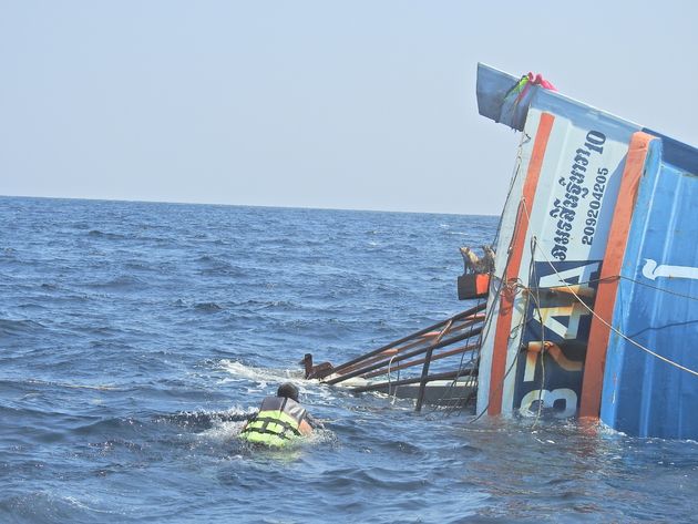 泳いで沈没船に向かう救助隊