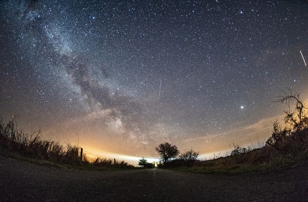 Le ciel laiteux rempli de météorites près de la mer Baltique au nord de l'Allemagne, le 20 avril 2018.