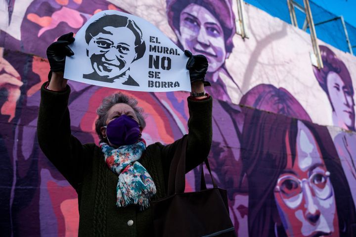 Una mujer, el pasado enero, frente a un mural feminista que Vox quiso retirar.