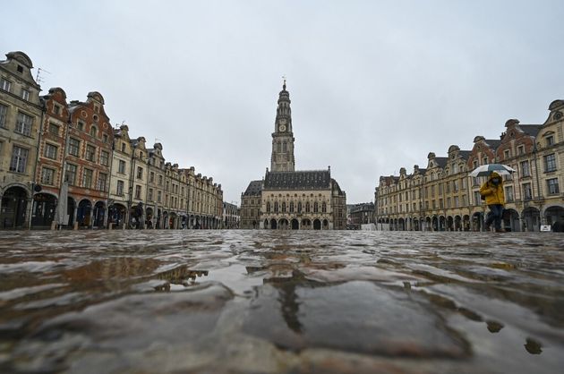 L'ensemble du Pas-de-Calais rejoint Nice et Dunkerque, déjà confinées le week-end pour freiner l'épidémie de coronavirus. (photo de la place des Héros, à Arras, déserte ce jeudi 4 mars)