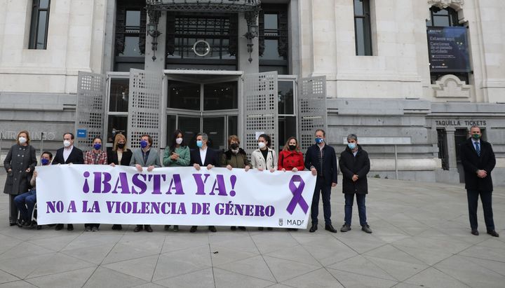 Portavoces de los grupos políticos en el Ayuntamiento de Madrid, este jueves, en el minuto de silencio por la última víctima de la violencia machista.