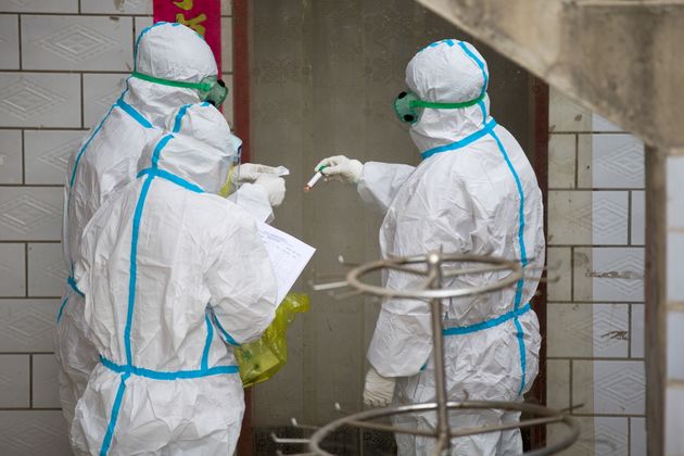 Des soignants en tenues de protection collectent des échantillons lors de tests de recherche de Covid dans un village de la province du Shanxi en Chine, 12 janvier 2021 (photo d'illustration).